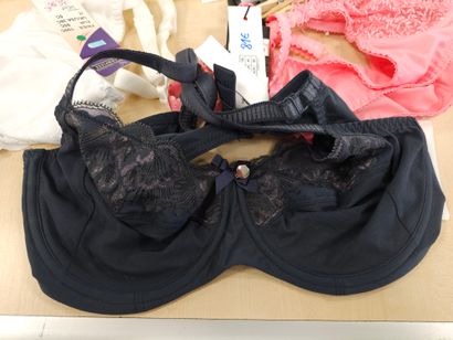 Lot de trois soutien-gorge taille 
100C
CHANTELLE
EMPREINTE
SANS...
