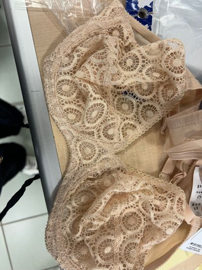Lot de trois soutien-gorges Taille 90 C
CHANTELLE...
