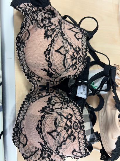 Lot de trois soutien-gorges Taille 80 A
Skiny
Wacoal
Marie...