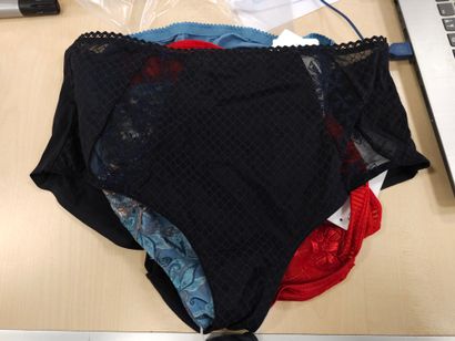 Lot de quatre culottes taille
42
CHANTELLE
PRIMA...
