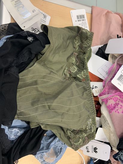 Lot de quatre culottes Taille 42
Chantelle...