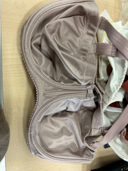 Lot de trois soutien-gorges Taille 90 E
3...