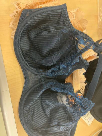 Lot de trois soutien-gorges Taille 
90 C...