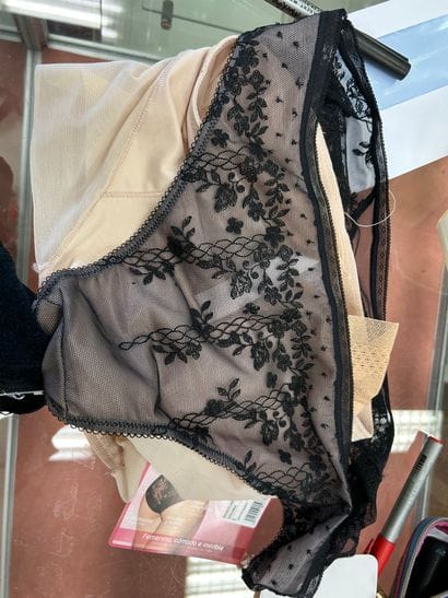 Lot de quatre culottes Taille L : 
3 JAN...