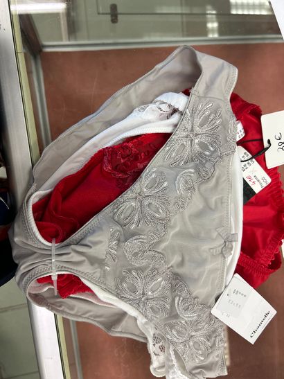 Lot de quatre culottes Taille 40
Chantelle
2...