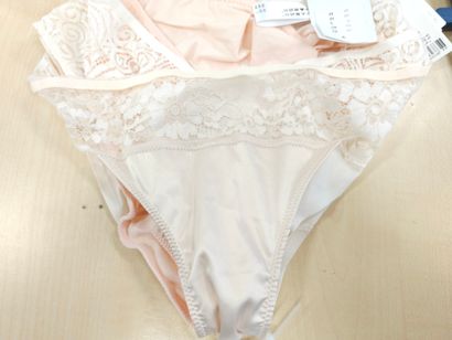 Lot de quatre culottes taille
42
CHANTELLE
MARIE...