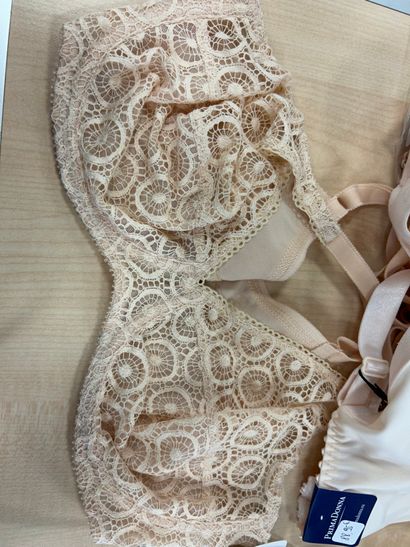 Lot de trois soutien-gorges Taille 105 C
CHANTELLE
CHANTELLE
PRIMA...