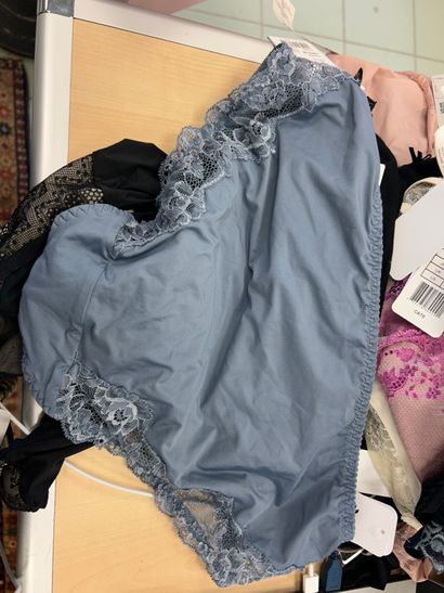 Lot de quatre culottes Taille 42
Chantelle...