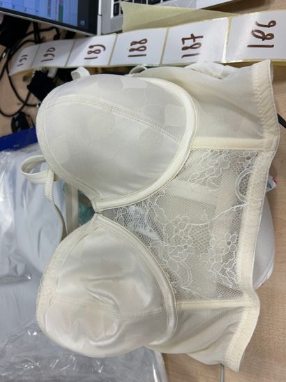 Lot de trois soutien-gorge Taille 90 C
SKINY
LINGA...