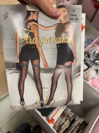 Lot comprenant 26 collants et bas de tailles...