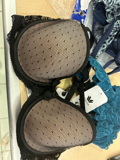 Lot de trois soutien-gorges Taille 75 C
...