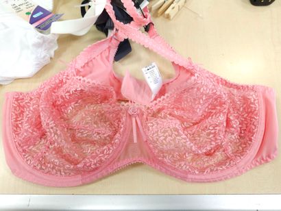 Lot de trois soutien-gorge taille 
100C
CHANTELLE
EMPREINTE
SANS...