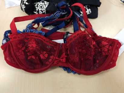 Lot de quatre soutien-gorge taille
85B
C...