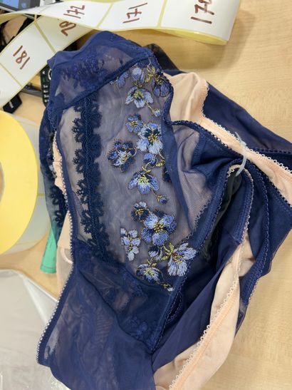 Lot de quatre culottes Taille L
3 WACOAL...