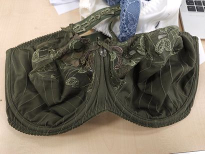 Lot de trois soutien-gorge taille 
95G
PRIMA...