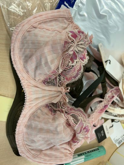 Lot de trois soutien-gorges Taille 105 F...