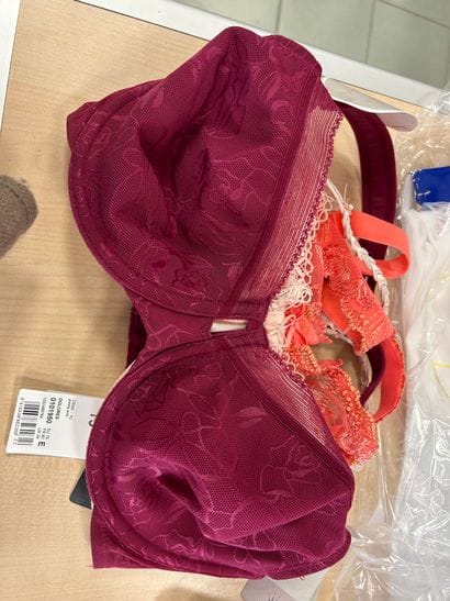 Lot de trois soutien-gorges Taille 90 E
Marie...