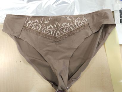 Lot de quatre culottes taille
42
MARIE JO
CHANTELLE
CONTURELLE
PRIMA...