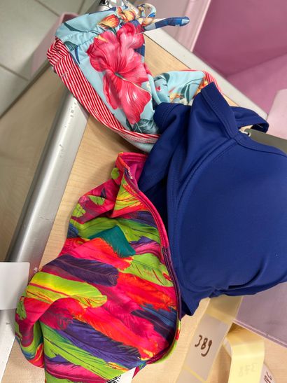 deux bas de maillots taille 46, haut de maillot...