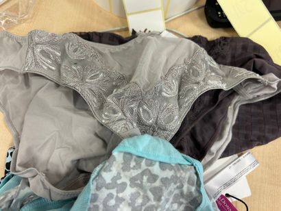 Lot de quatre culottes Taille 40
PRIMA DONNA
EMPREINTE
CHANTELLE
PRIMA...
