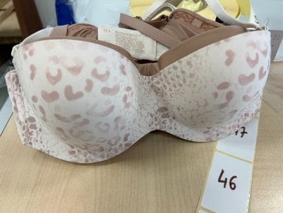 Lot de trois soutien-gorges Taille 75 A
2...