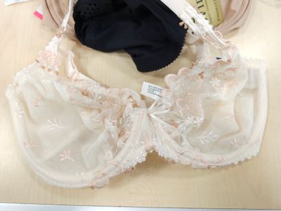 Lot de trois soutien-gorge taille 
85E
PRIMA...