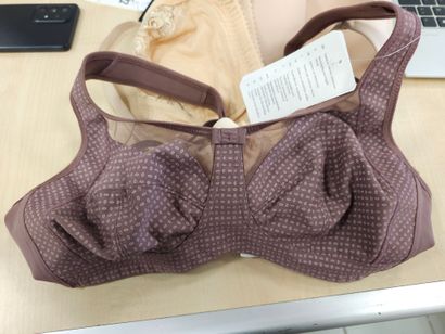 Lot de trois soutien-gorge taille 
90C
A...