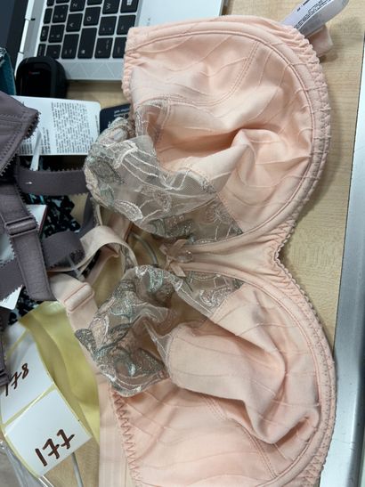 Lot de deux soutien-gorge et un haut de maillot...