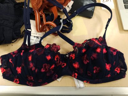 Lot de trois soutien-gorge taille 
90A
MARIE...