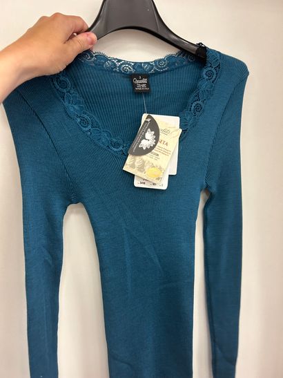 Lot
1 débardeur taille 2
2 T-shirt manches...