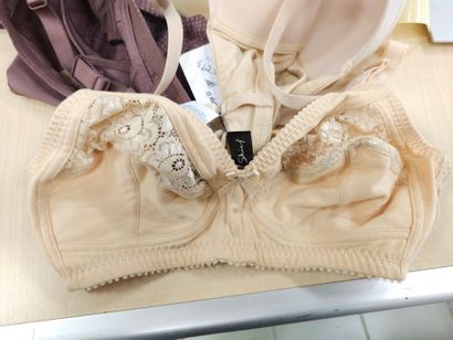 Lot de trois soutien-gorge taille 
90C
A...