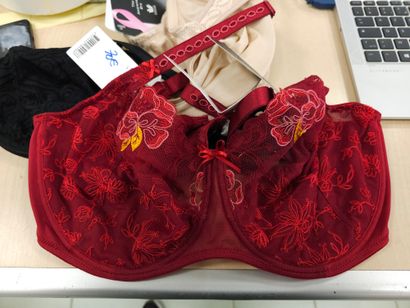 Lot de trois soutien-gorge taille 
95E
E...
