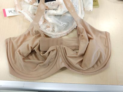 Lot de trois soutien-gorge taille 
85E
PRIMA...