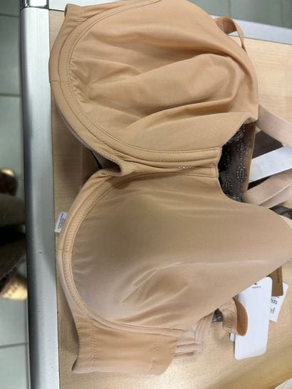 Lot de trois soutien-gorges Taille 90 E
Chantelle
Lise...