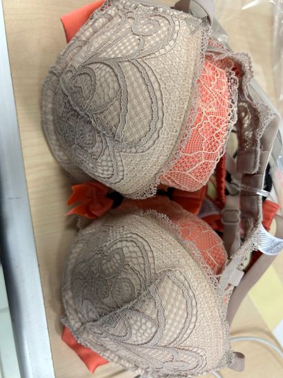 Lot de trois soutien-gorges Taille 85 A
2...