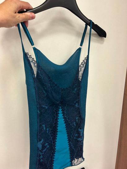 Lot comprenant
1 caraco bleu avec dentelle
1...