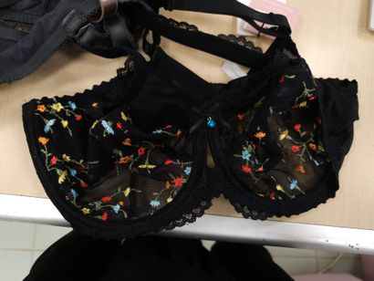 Lot de trois soutien-gorge taille 
90D
CHANTELLE
PRIMA...