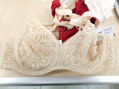 Lot de trois soutien-gorge taille 
100C
CHANTELLE
PRIMA...