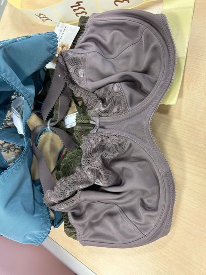 Lot de trois soutien gorges taille 90 F
PRIMA...