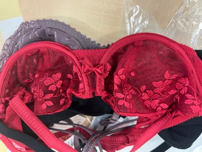 Lot de trois soutien-gorges Taille 95 B
CHANTELLE
MARIE...