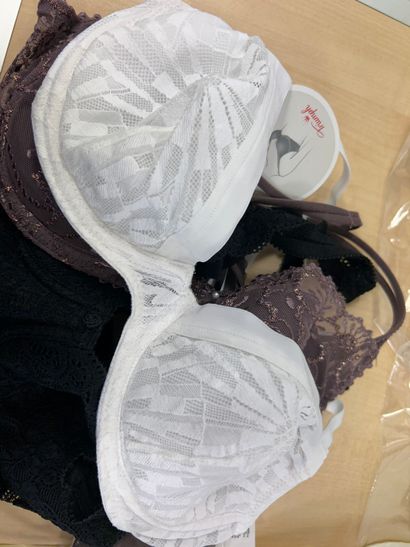 Lot de trois soutien-gorges Taille 80 A
2...