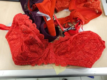 Lot de trois soutien-gorge taille 
90C
T...
