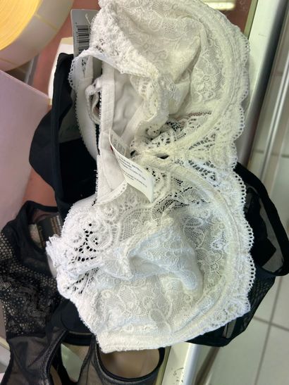 Lot de 3 soutien-gorges Taille 90E
Chantelle...