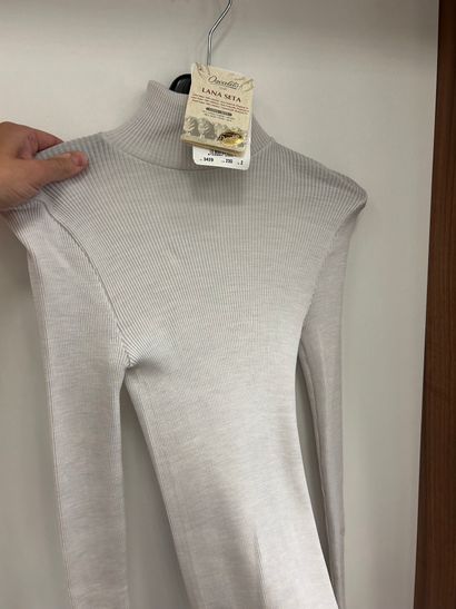 Lot
1 débardeur taille 2
2 T-shirt manches...
