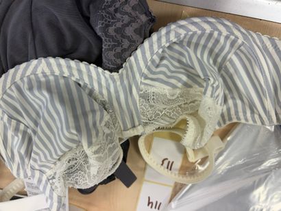 Lot de trois soutien-gorges Taille 90 D
COURTELLE
WACOAL...