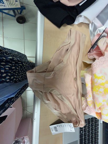 Lot de quatre culottes Taille 44
3 SKINY...