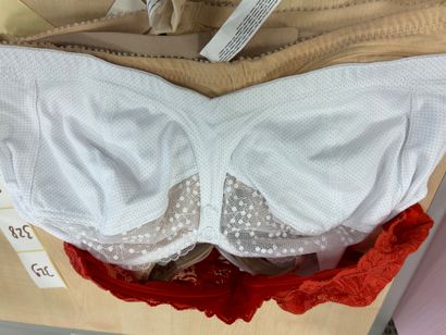Lot de trois soutien gorges taille 110 D...