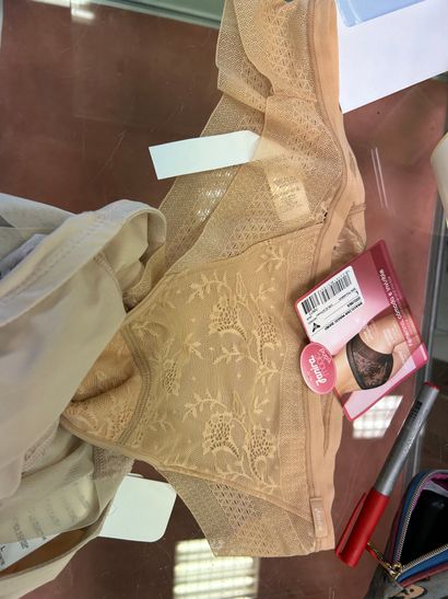Lot de quatre culottes Taille L : 
3 JAN...