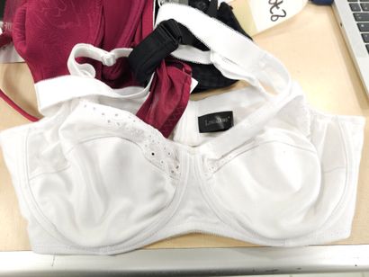 Lot de trois soutien-gorge taille 
95E
T...