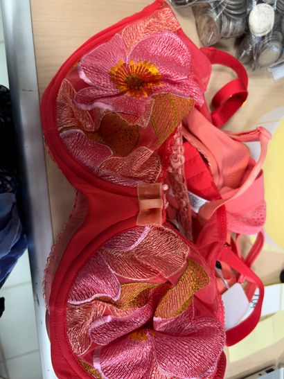 Lot de trois soutien-gorge Taille 100B
CHANTELLE
CLUB...